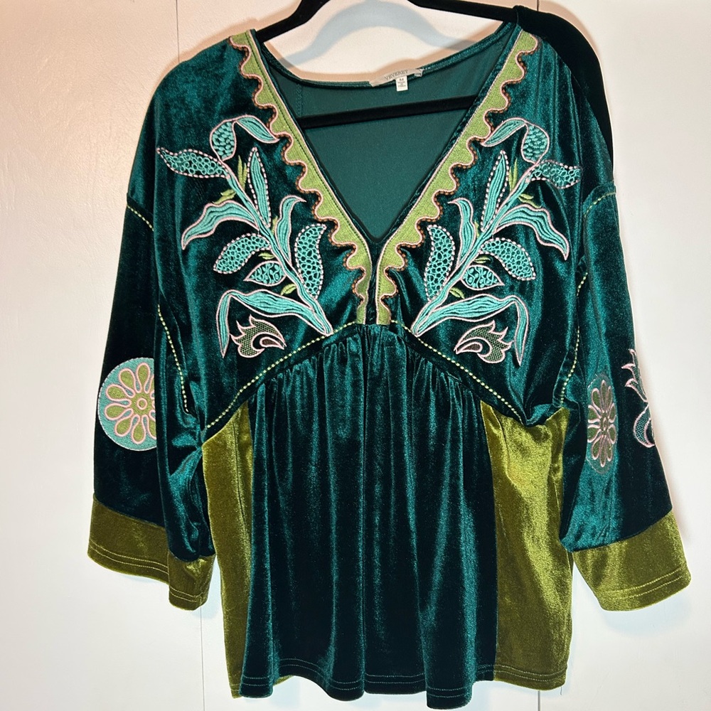 Veveret Green Velvet 3/4 Sleeve Embroidered V Neck Top Medium